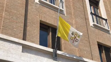 La bandiera del Vaticano a mezz'asta