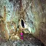 Uno speleologo contempla la vasta sala scopetra nella Matejeva Jama (foto di Daniela Perhinek)