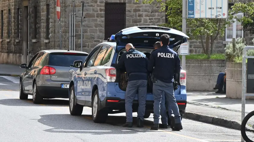 Una pattuglia della Polizia venerdì nel corso di alcuni controlli (Bruni)