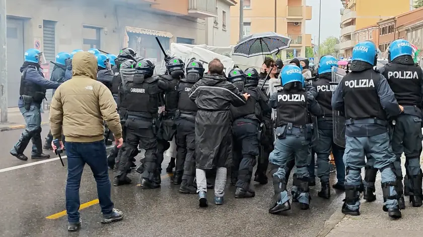 Gli scontri durante il corteo degli antagonisti il 25 Aprile (Lasorte)