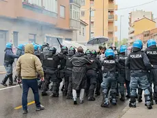Gli scontri durante il corteo degli antagonisti il 25 Aprile (Lasorte)