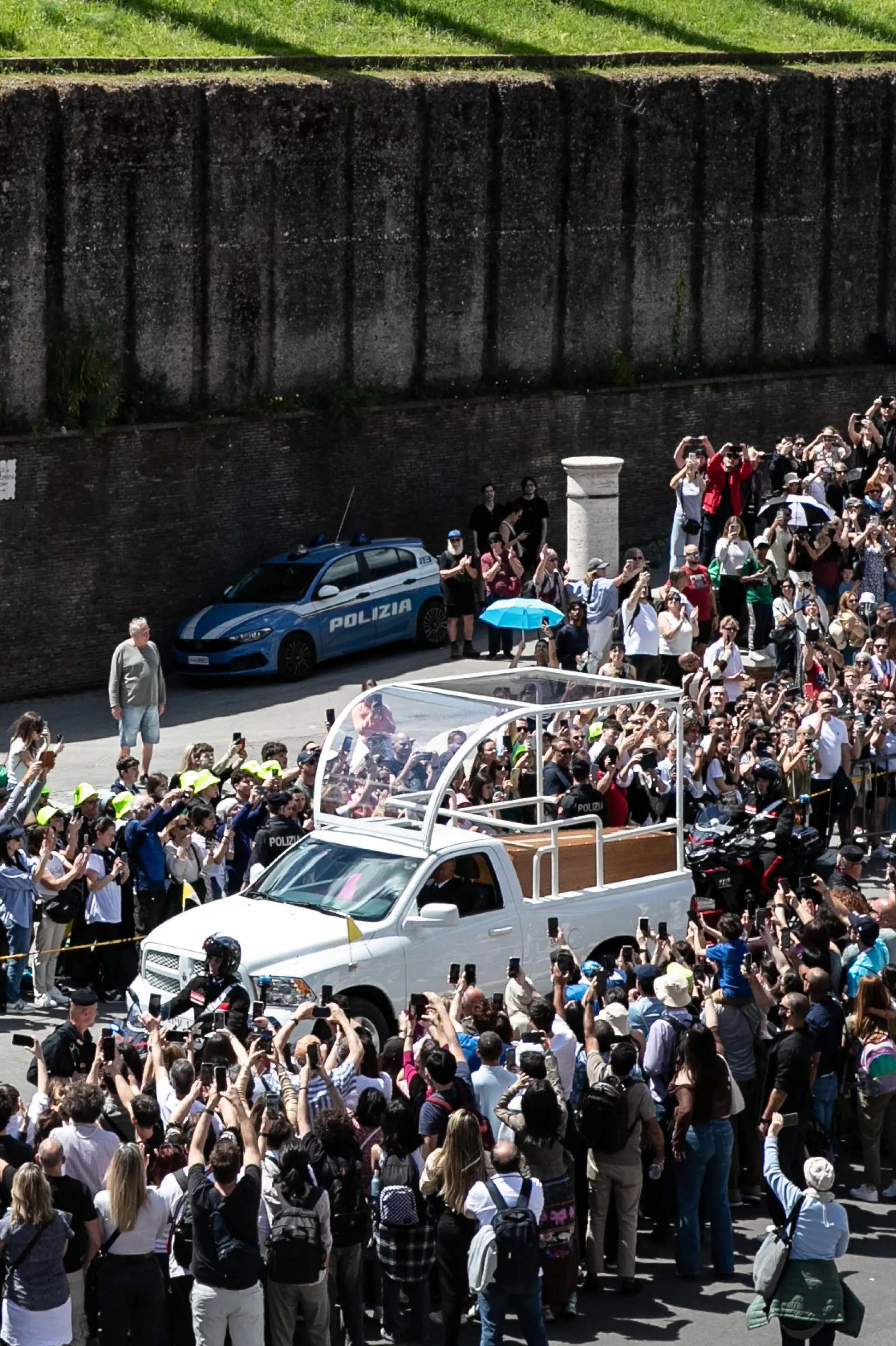 Ci sono alcune immagini che passeranno alla Storia. Tra queste quelle che abbiamo vissuto nelle esequie di Papa Francesco che hanno richiamato a Roma oltre 250 mila fedeli in piazza San Pietro e altri 100 mila per le strade della città. Un funerale religioso ma anche dalla forte connotazione politica: all’interno della Basilica di San Pietro, infatti, si sono incontrati e parlati il presidente degli Stati Uniti Donald Trump e il leader ucraino Volodymyr Zelensky (Foto servizio Ansa)