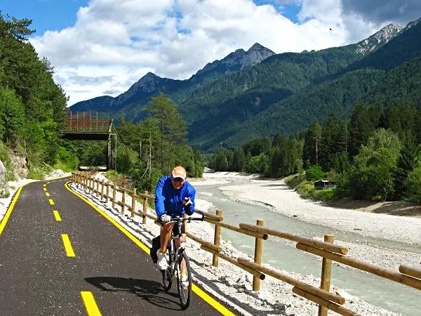 Turisti sulla Ciclovia Alpe Adria