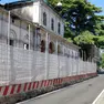 La pianta dell’edificio è a forma di T, con il fronte principale simmetrico rispetto all’atrio di ingresso. L’edificio presenta una volumetria articolata. Dalla via Cadorna il corpo centrale dell’ingresso risulta infatti più alto rispetto ai due bracci laterali, questi ultimi ad un solo piano fuori terra (Fotoservizio Tibaldi).