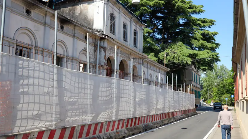 La pianta dell’edificio è a forma di T, con il fronte principale simmetrico rispetto all’atrio di ingresso. L’edificio presenta una volumetria articolata. Dalla via Cadorna il corpo centrale dell’ingresso risulta infatti più alto rispetto ai due bracci laterali, questi ultimi ad un solo piano fuori terra (Fotoservizio Tibaldi).