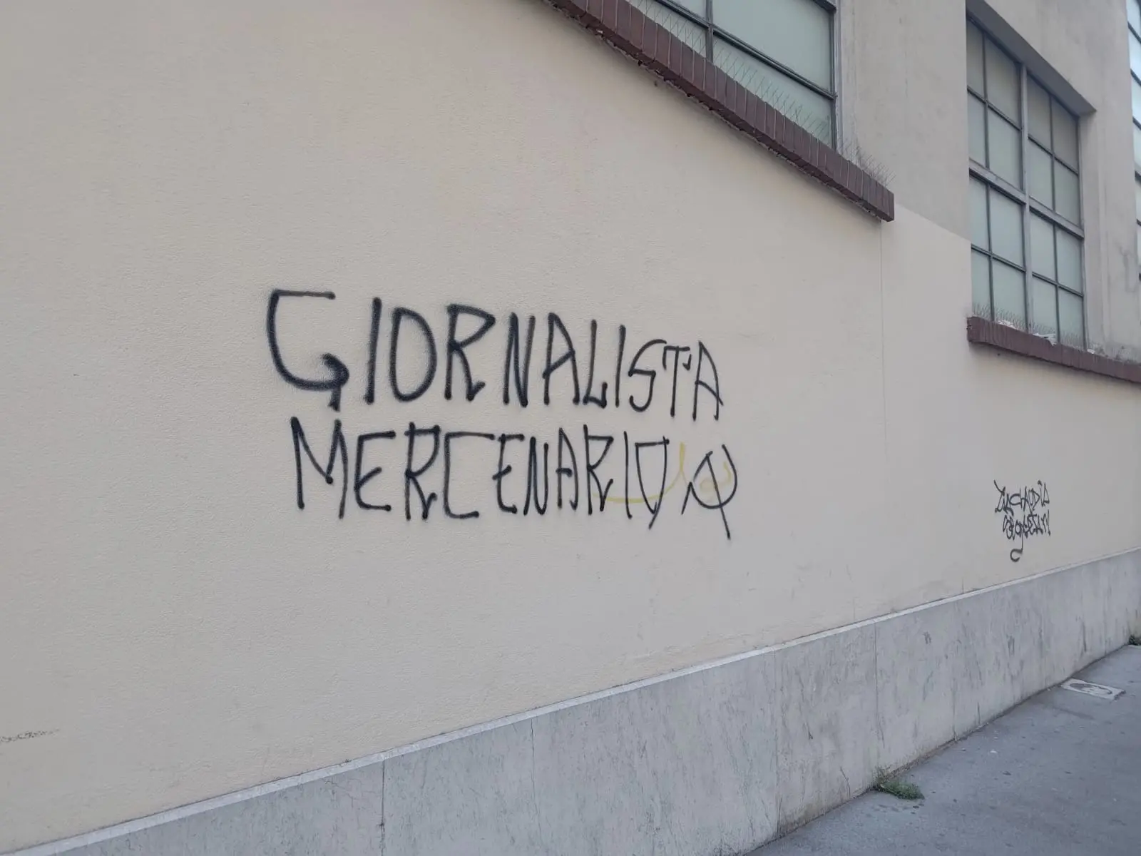 La scritta comparsa sul muro del Mercato coperto in largo Barriera