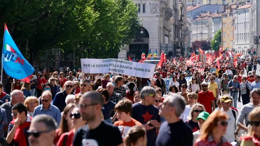 Il corteo in via Carducci (Silvano)