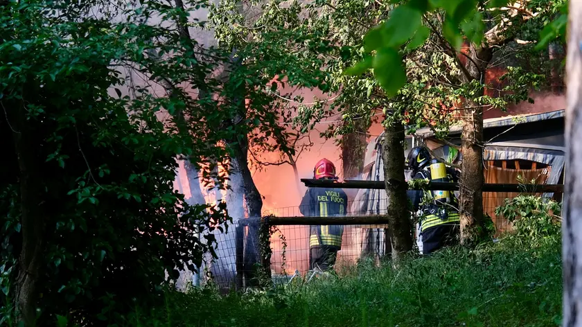 I Vigili del fuoco e le fiamme al campeggio Obelisco di Opicina (Silvano)