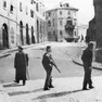 Insorti armati pattugliano la zona di accesso a San Giusto nell'aprile del 1945, dopo che il Cln triestino aveva deciso di entrare in azione contro le truppe tedesche
