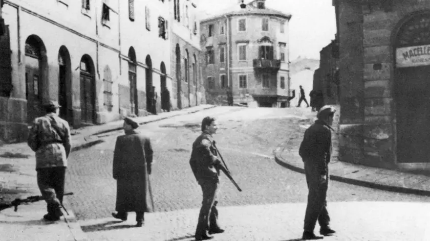 Insorti armati pattugliano la zona di accesso a San Giusto nell'aprile del 1945, dopo che il Cln triestino aveva deciso di entrare in azione contro le truppe tedesche