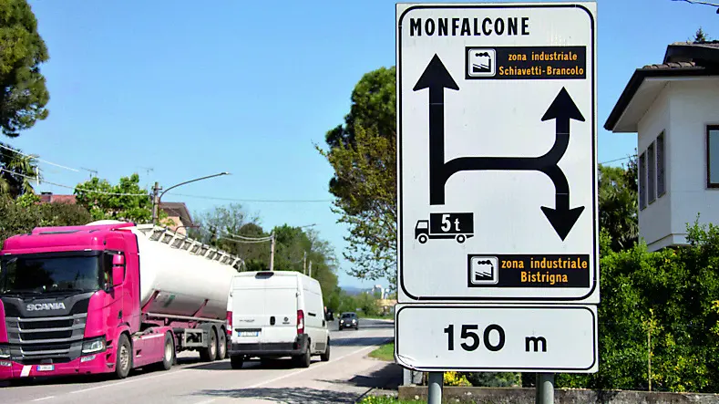 Il traffico pesante sulla strada provinciale 19. Foto Bonaventura