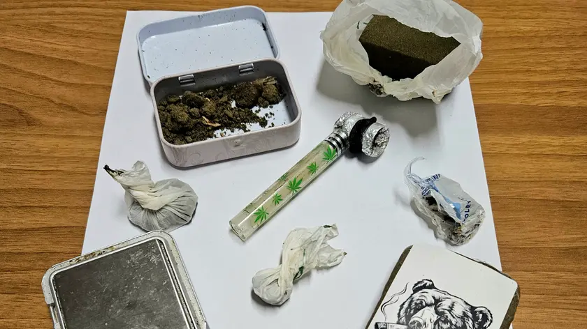 I militari hanno rinvenuto in casa circa 170 grammi di hashish, un bilancino di precisione e del materiale per il confezionamento delle dosi