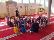 Bambini e maestre della scuola materna di Ponte della Priula in visita al centro culturale islamico Emanet di Susegana