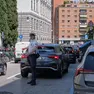 Le auto incolonnate in via del Teatro Romano e un agente che tenta di regolare il traffico (Silvano)
