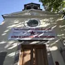 La chiesetta di Padriciano e lo striscione (Lasorte)