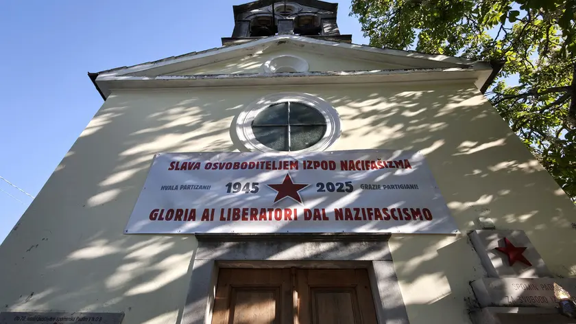 La chiesetta di Padriciano e lo striscione (Lasorte)