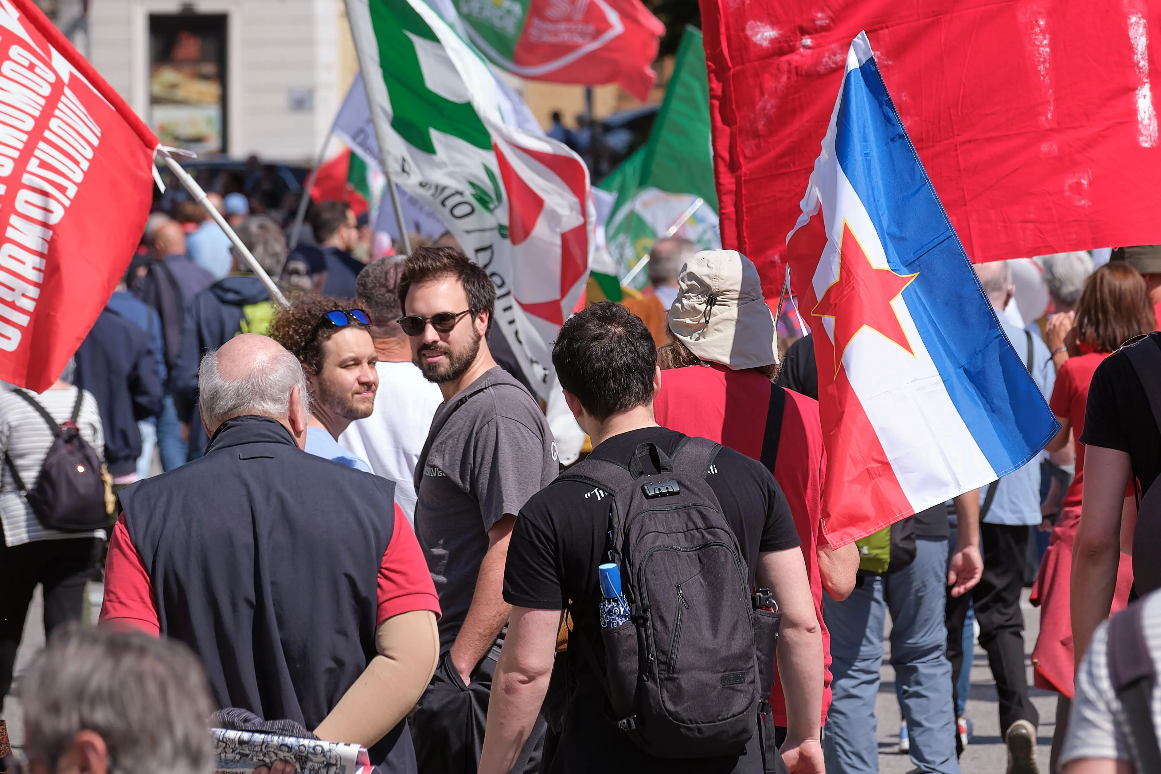 Il corteo con la bandiera titina (Silvano)