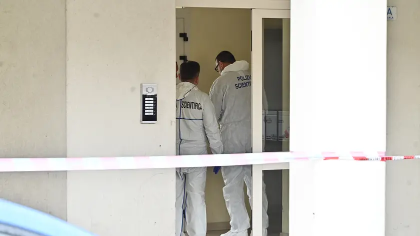 Gli accertamenti della polizia scientifica in via Joppi a Udine, luogo del femminicidio di Samia Kedim. Foto Petrussi