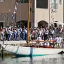 A Portopiccolo centinaia di persone hanno festeggiato l’arrivo della barca Fantàsia (Lasorte)