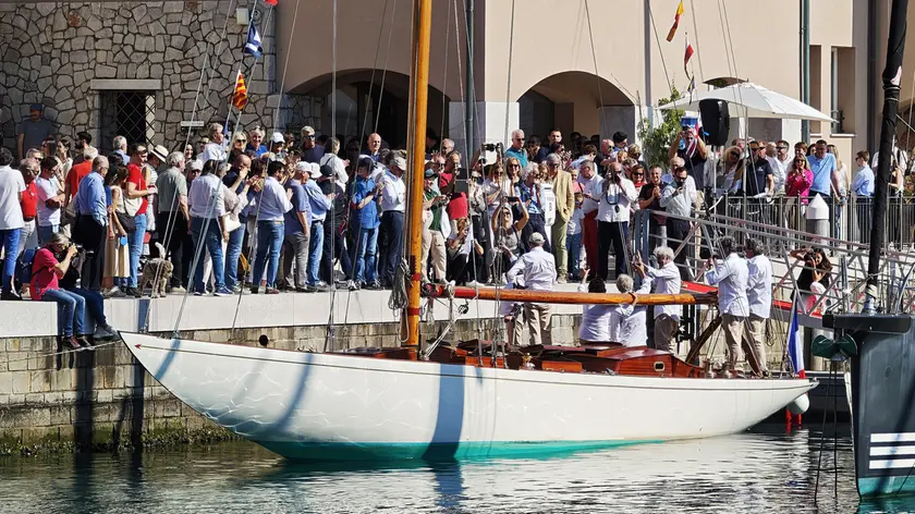 A Portopiccolo centinaia di persone hanno festeggiato l’arrivo della barca Fantàsia (Lasorte)