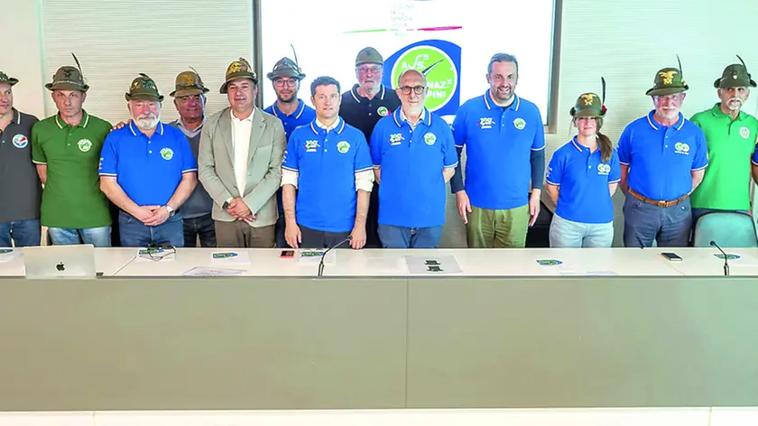 L’assessore regionale Riccardi, tra i consiglieri Maurmair e Morandini, assieme ai presidenti delle otto sezioni regionali dell’Ana alla presentazione della polo “Io sono Fvg” con gli alpini sfileranno a Biella foto petrussi