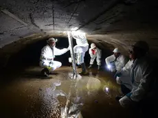Un gruppo di tecnici controlla le gallerie sottostanti via Carducci dove scorre il torrente Chiave