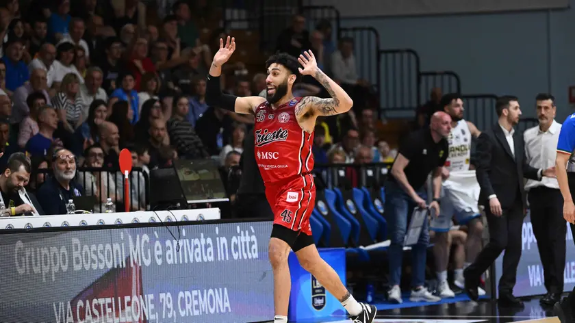 L'esultanza di Denzel Valentine durante l'ultima sfida vinta in casa di Cremona (Foto Ciamillo/Lasorte)