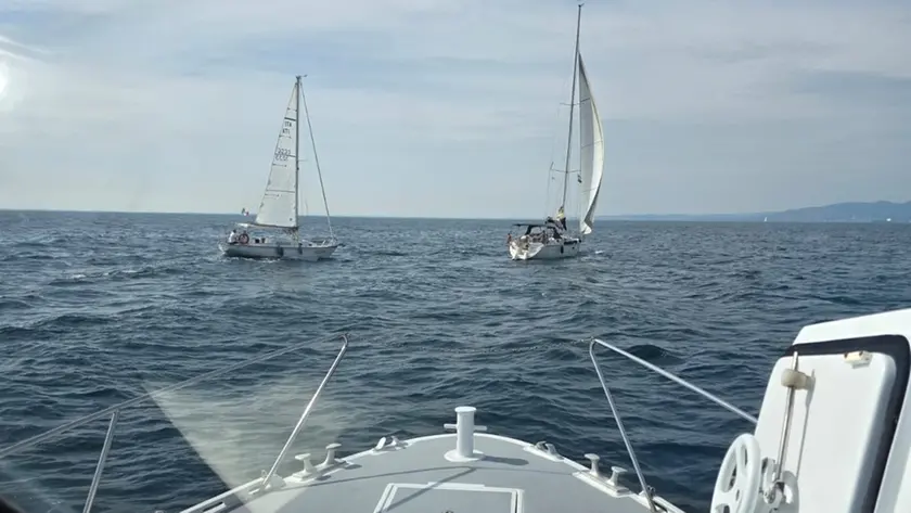 L'intervento della Guardia costiera di Trieste al largo di Miramare