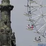 La ruota panoramica sulle rive e il pilone di piazza unità (Foto Lasorte)