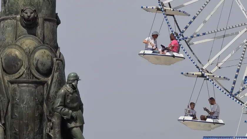 La ruota panoramica sulle rive e il pilone di piazza unità (Foto Lasorte)