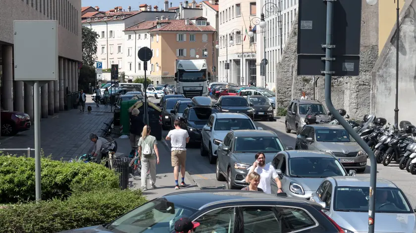 File in via Teatro Romano, foro Ulpiano e piazza Borsa (foto Andrea Lasorte)