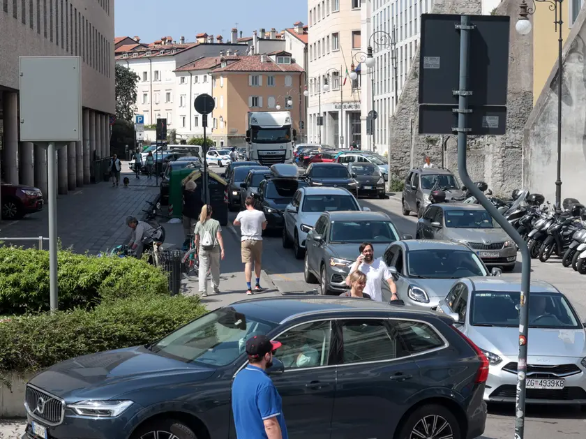 File in via Teatro Romano, foro Ulpiano e piazza Borsa (foto Andrea Lasorte)