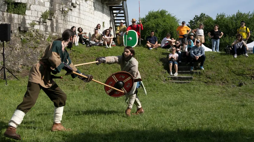 Figuranti e spettatori impegnati nella rievocazione storica che ha animato la giornata alla Rocca (Bonaventura)