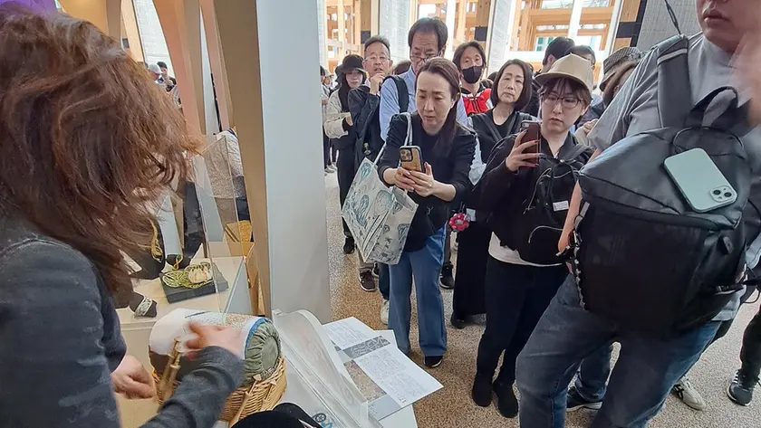 Lo stand della scuola Merletti a Osaka