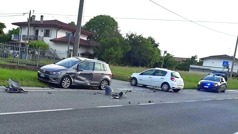 L’incidente all’incrocio fra via Olivers e alla Stesa con i rilievi effettuati dai carabinieri