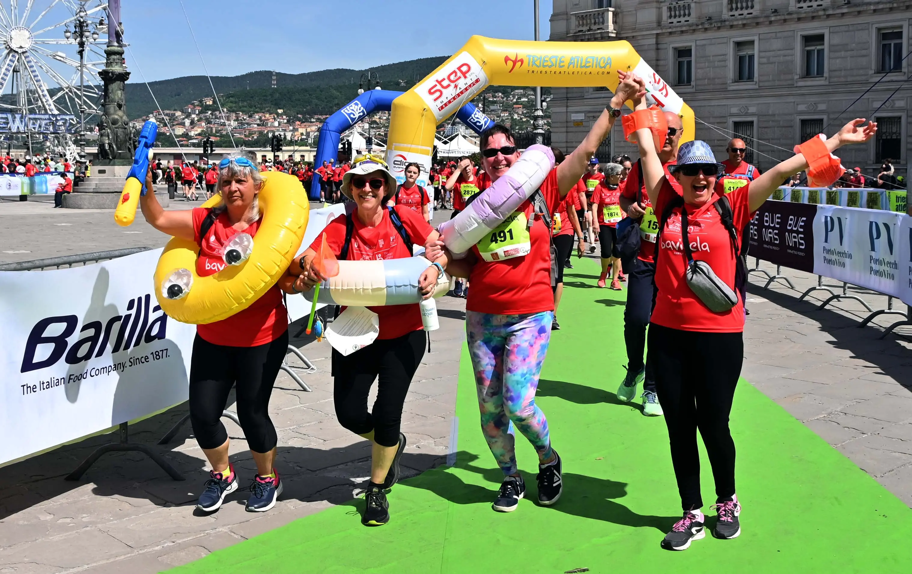 Anche quest'anno è tornata la grande festa della Trieste Spring Run. La corsa più gettonata si conferma la Bavisela Family Run, con 5.500 partecipanti per una 7 chilometri all'insegna dell'inclusione, del divertimento e della festa. Le foto sono di Francesco Bruni