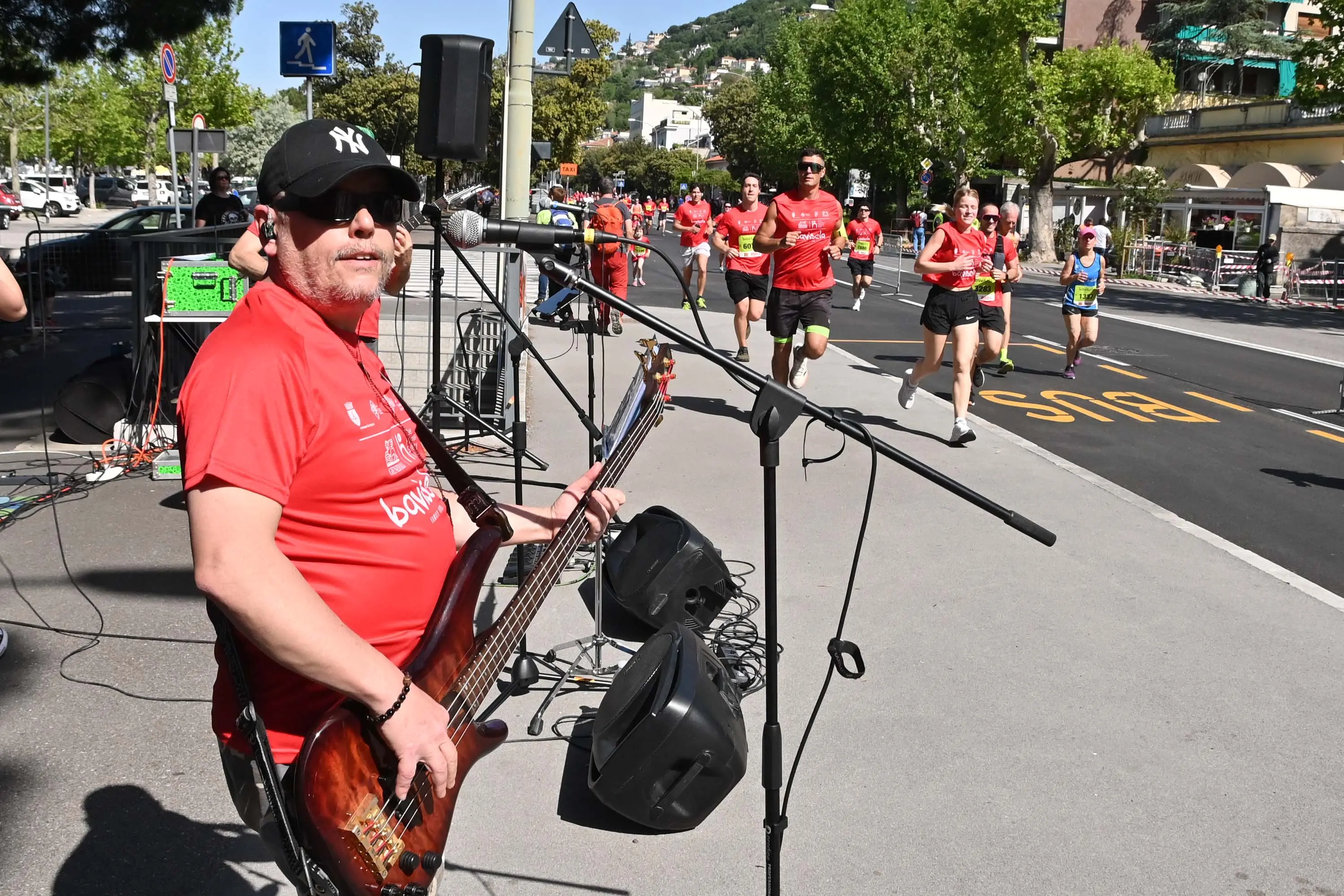 Anche quest'anno è tornata la grande festa della Trieste Spring Run. La corsa più gettonata si conferma la Bavisela Family Run, con 5.500 partecipanti per una 7 chilometri all'insegna dell'inclusione, del divertimento e della festa. Le foto sono di Francesco Bruni