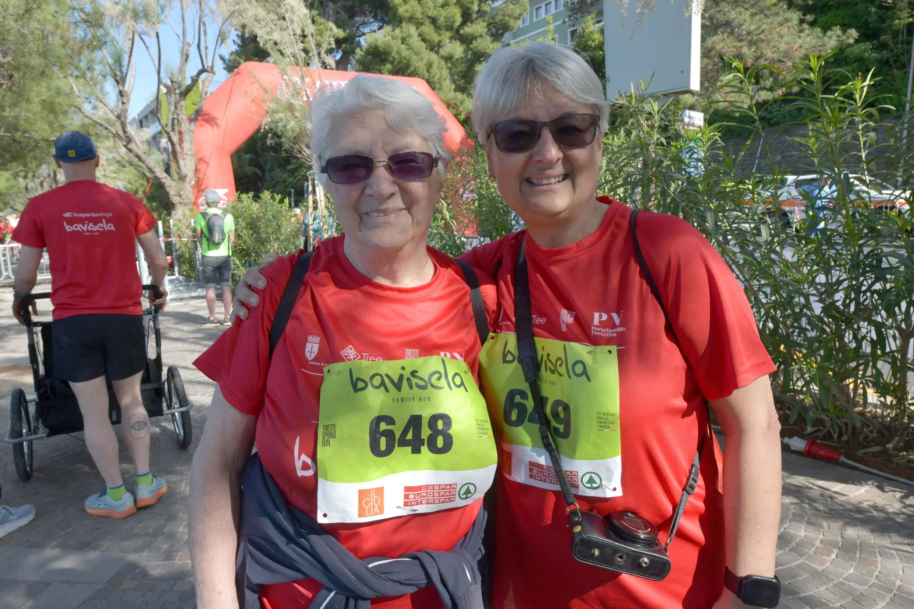 Anche quest'anno è tornata la grande festa della Trieste Spring Run. La corsa più gettonata si conferma la Bavisela Family Run, con 5.500 partecipanti per una 7 chilometri all'insegna dell'inclusione, del divertimento e della festa. Le foto sono di Francesco Bruni