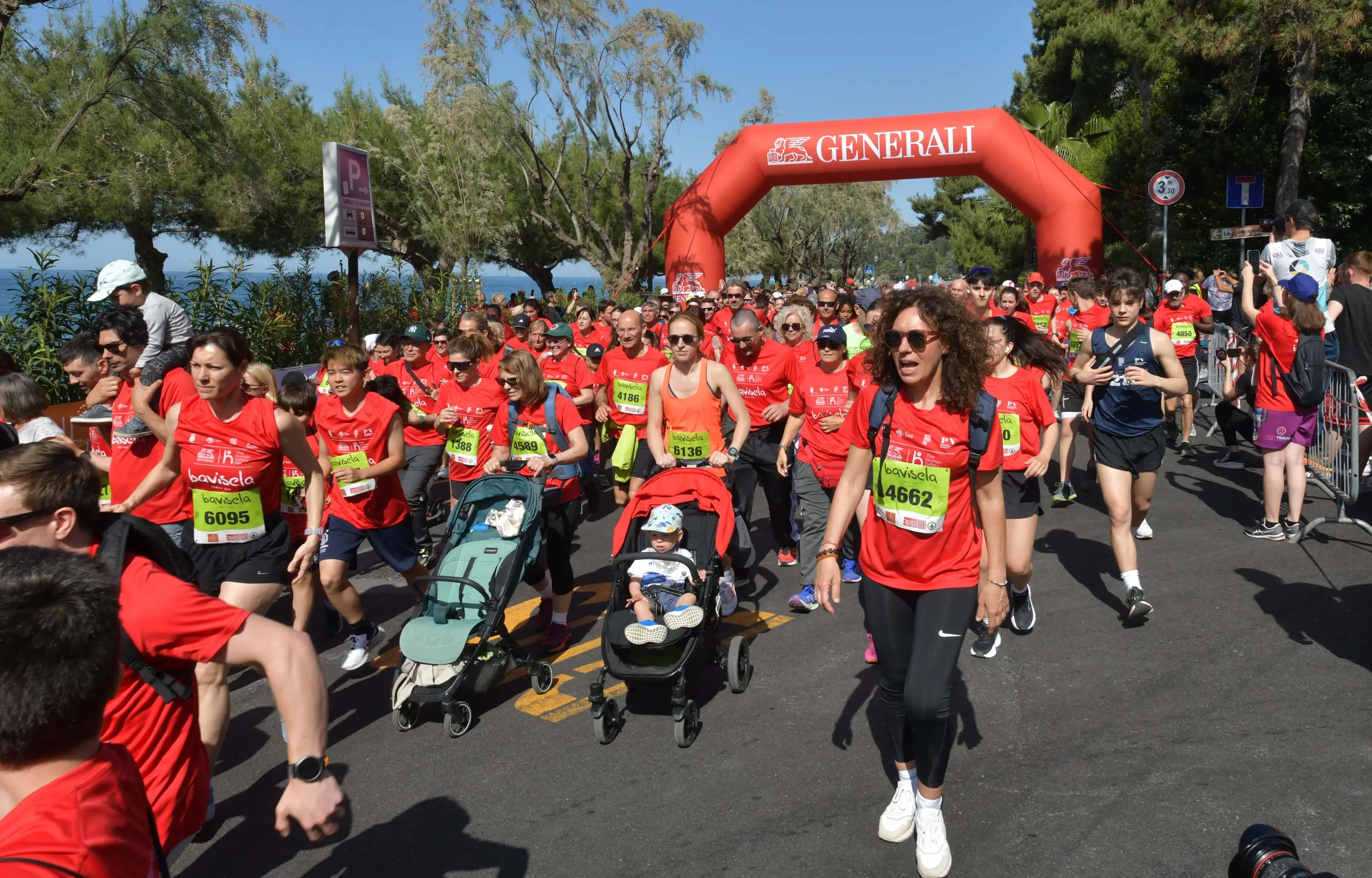 Anche quest'anno è tornata la grande festa della Trieste Spring Run. La corsa più gettonata si conferma la Bavisela Family Run, con 5.500 partecipanti per una 7 chilometri all'insegna dell'inclusione, del divertimento e della festa. Le foto sono di Francesco Bruni