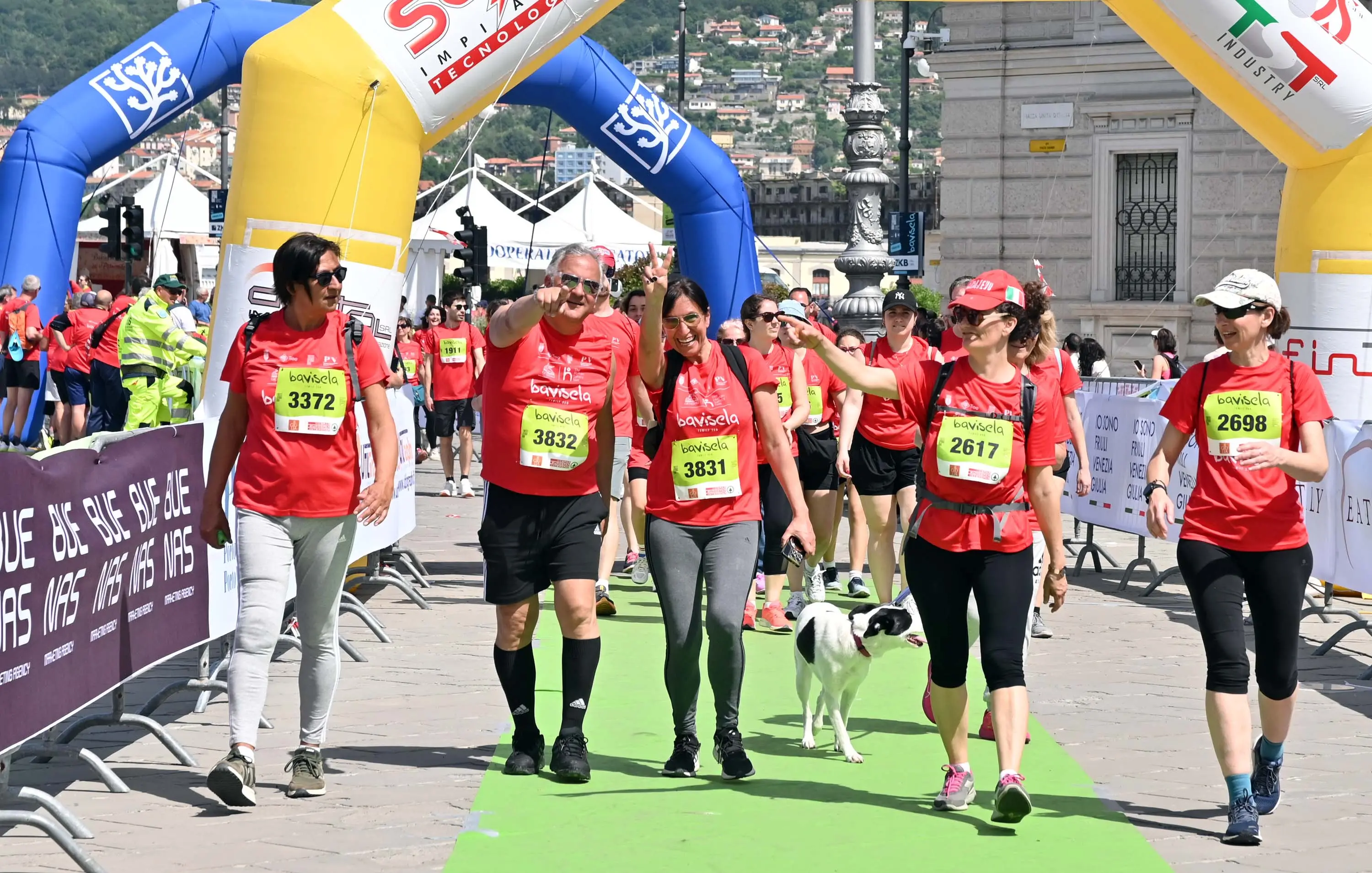 Anche quest'anno è tornata la grande festa della Trieste Spring Run. La corsa più gettonata si conferma la Bavisela Family Run, con 5.500 partecipanti per una 7 chilometri all'insegna dell'inclusione, del divertimento e della festa. Le foto sono di Francesco Bruni
