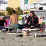 Bagnanti in spiaggia a Grado nei giorni scorsi (foto Bonaventura)