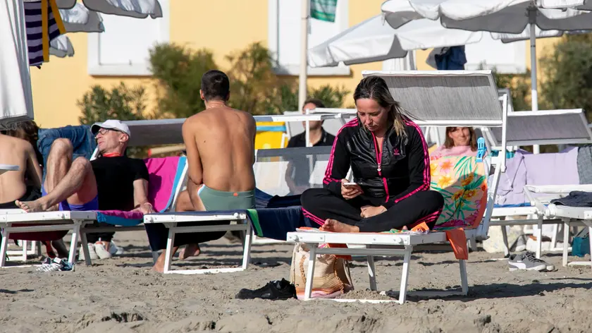 Bagnanti in spiaggia a Grado nei giorni scorsi (foto Bonaventura)