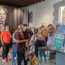 La fila all’entrata di palazzo Attems per la mostra di Warhol (Tibaldi)