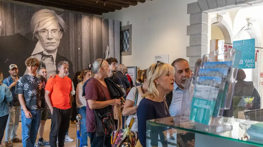 La fila all’entrata di palazzo Attems per la mostra di Warhol (Tibaldi)