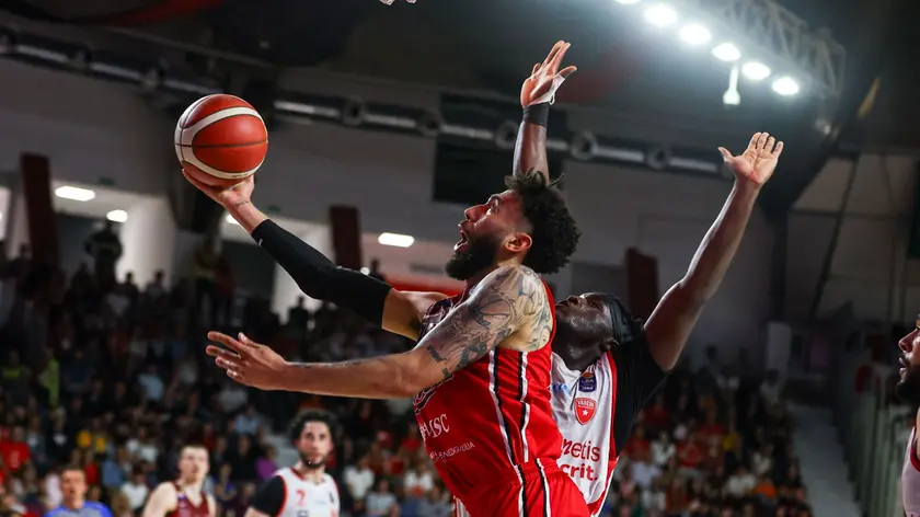 La Pallacanestro Trieste in azione a Varese (foto Ciamillo / Lasorte)