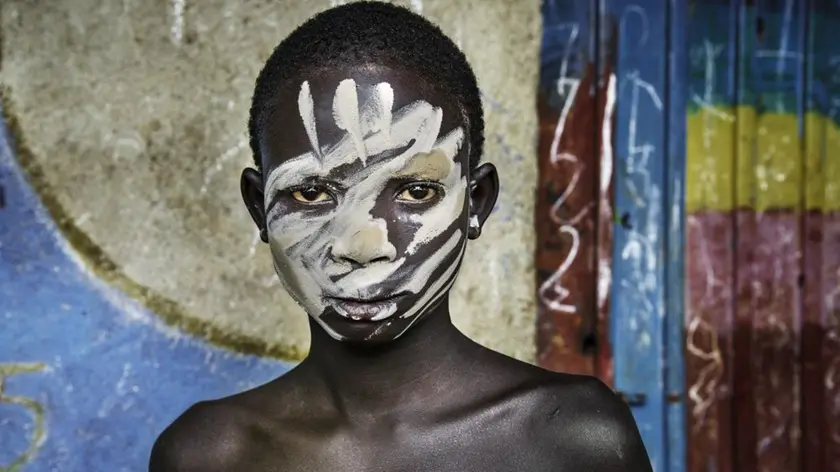Una delle celebri immagini di Steve McCurry: un bambino ritratto in Etiopia
