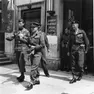Maggio 1945. Il generale Mark Clark esce dall’Hotel de la Ville, quartier generale della nona brigata