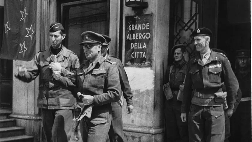 Maggio 1945. Il generale Mark Clark esce dall’Hotel de la Ville, quartier generale della nona brigata