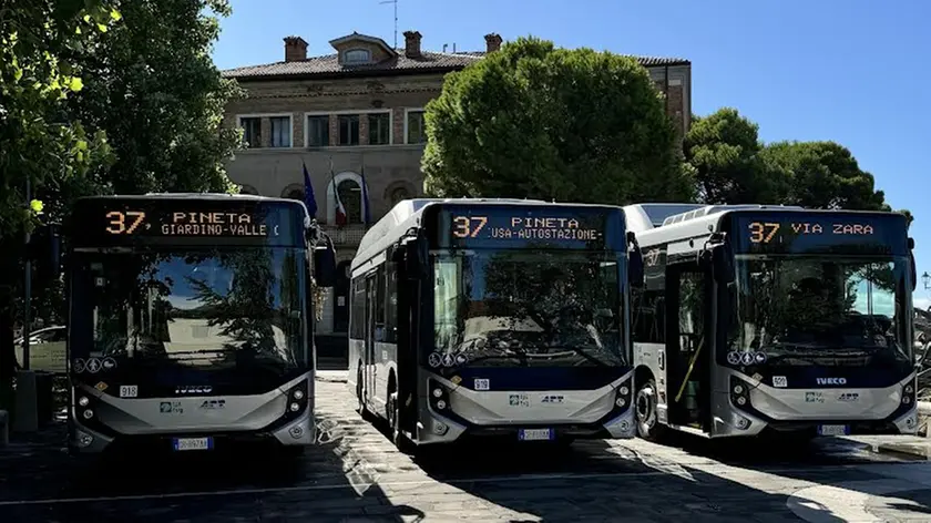 I bus a trazione elettrica della linea 37 in dotazione a Grado nell’ambito della flotta dell’Apt