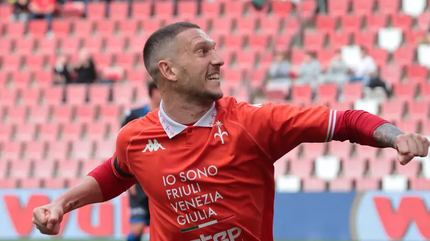 La gioia di Tommaso Silvestri dopo la rete realizzata contro il Novara allo stadio Rocco (Foto Andrea Lasorte)